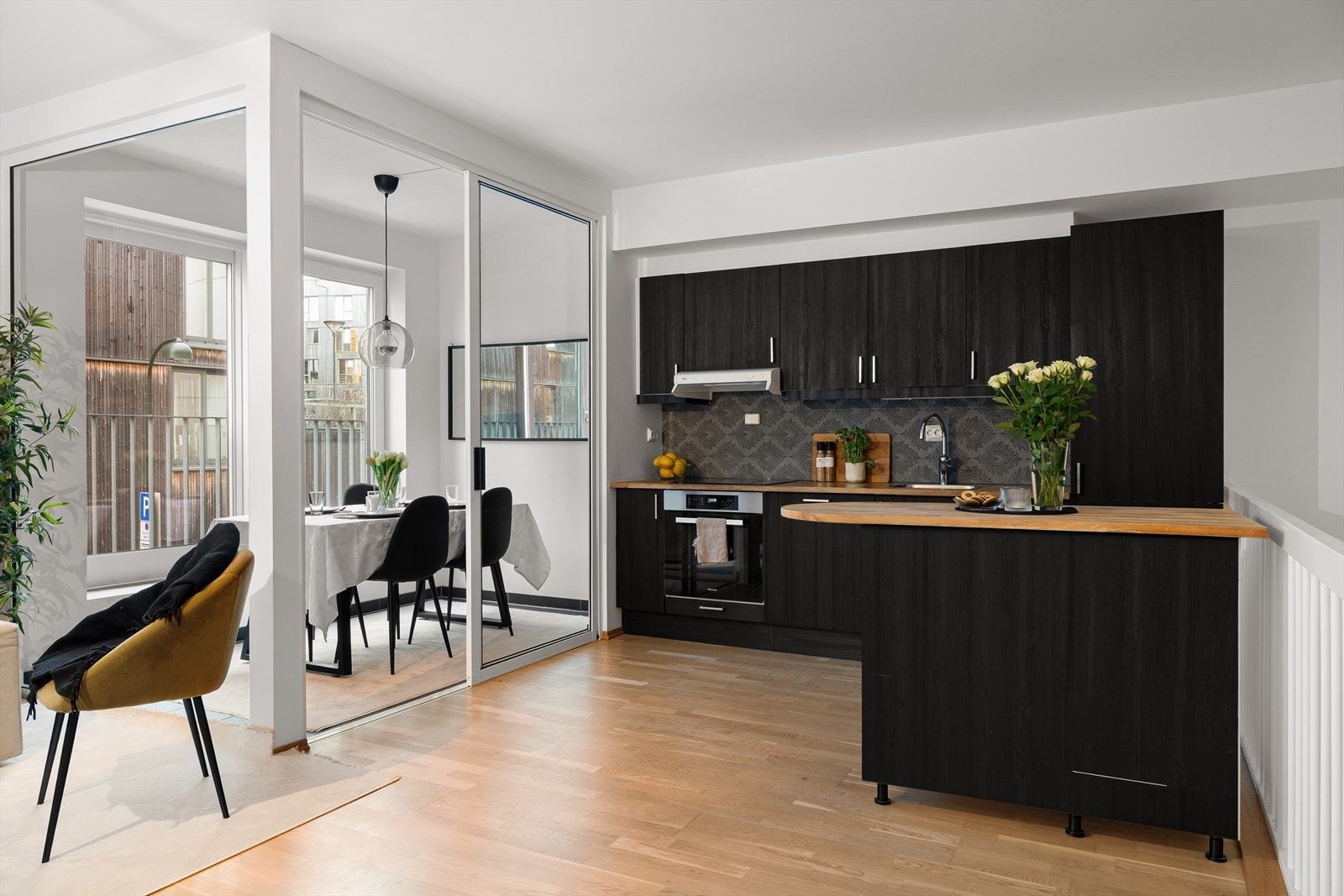 Praktisk kjøkkenøy som gir både ekstra arbeidsplass og god oppbevaring Galleribilde