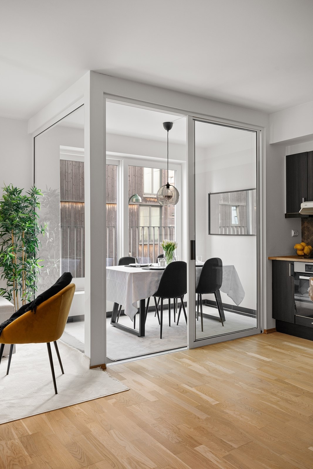 Lys og trivelig hagestue med fransk balkong. Galleribilde