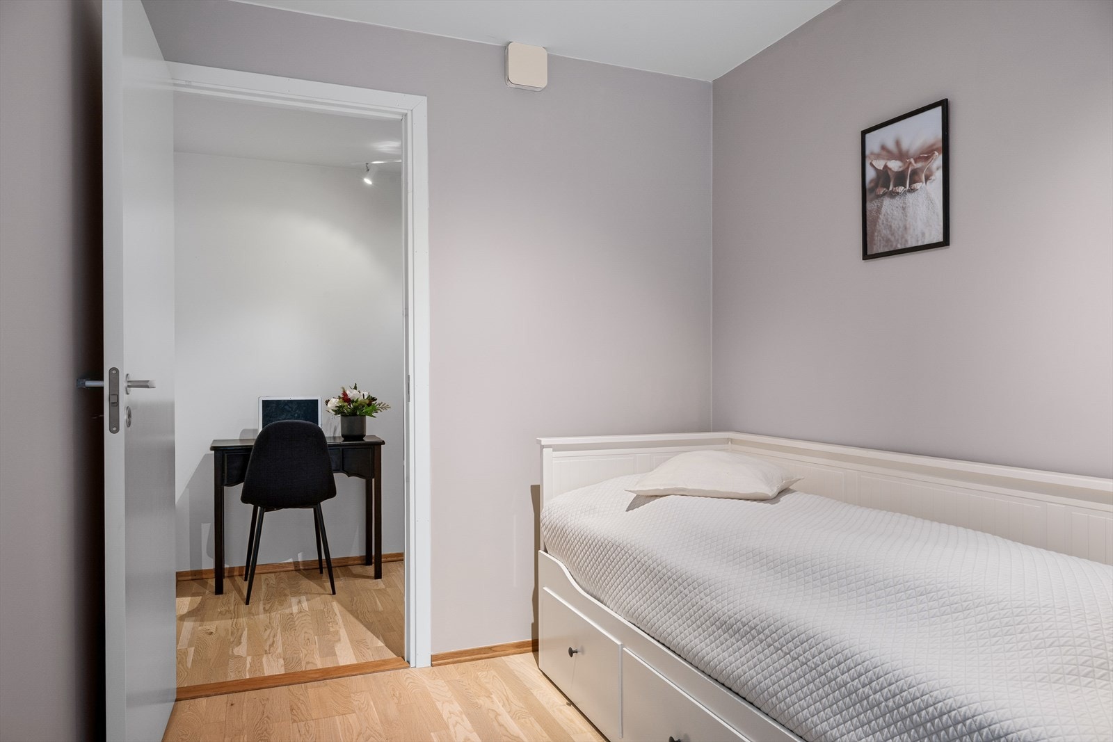 Fra soverom nr. 2 er det dør videre inn til innvendig bod som i dag er innredet som kontor. Galleribilde