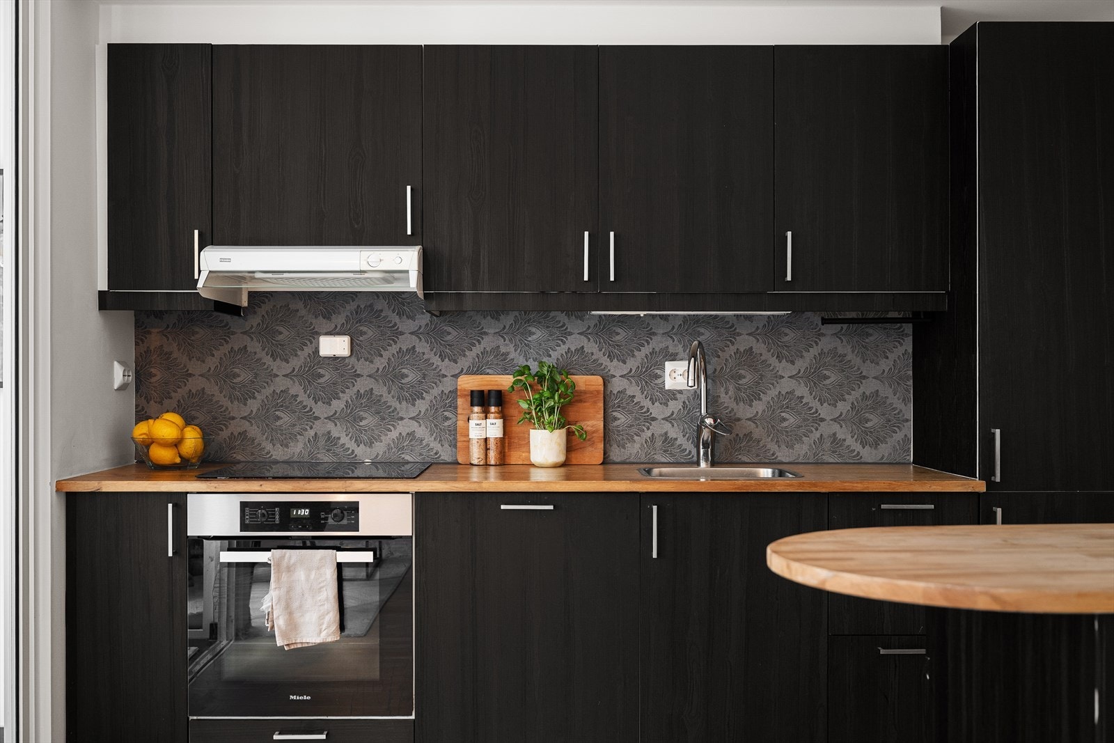 Stuen med åpen kjøkkenløsning i 2. etasje. Galleribilde