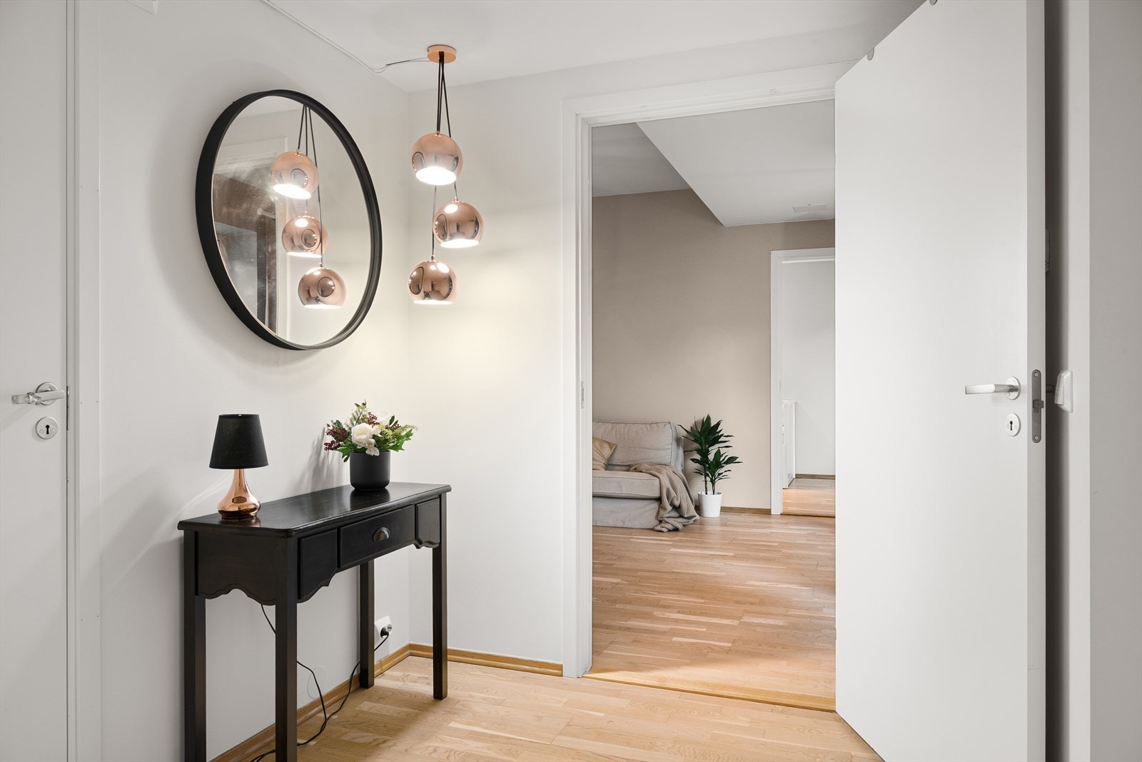 Lys gang med plass til og henge fra seg yttertøy. Galleribilde