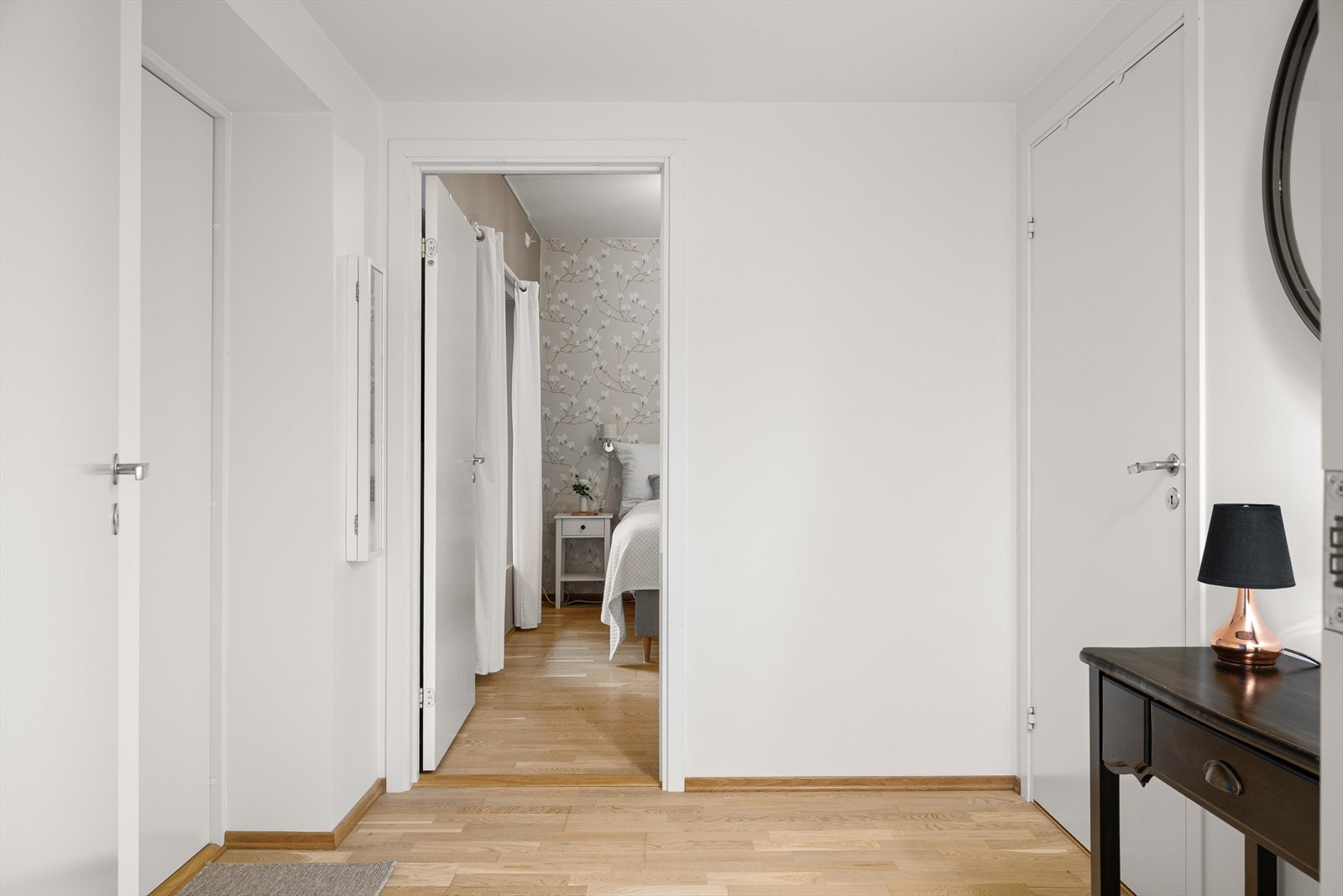 Inngang fra bakkenivå. Galleribilde