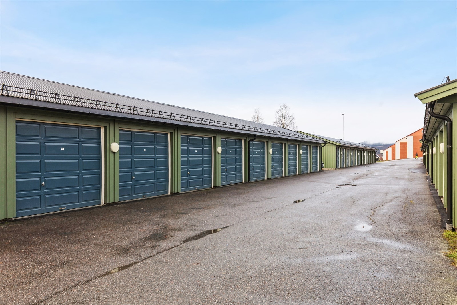 Med leiligheten følger en egen garasje i rekke, med opplegg for elbillader fra 2020. Galleribilde