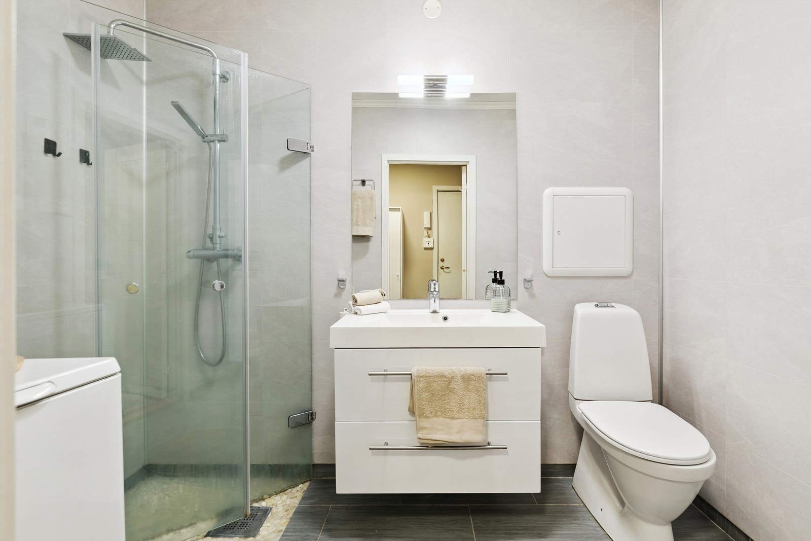 Badet ble modernisert i 2015 og har flislagt gulv med gulvvarme og våtromsplater på veggene. Galleribilde