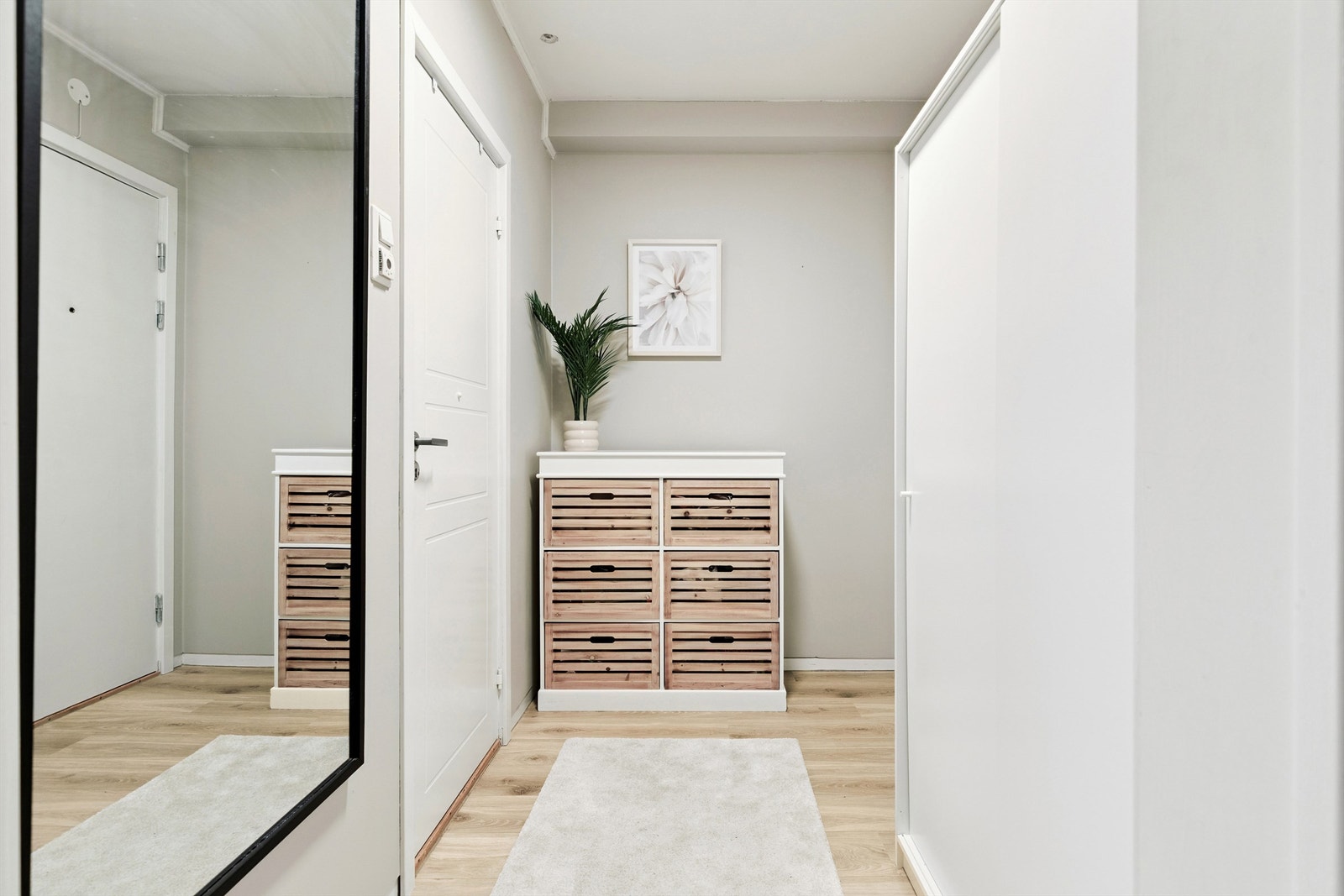 Du ønskes velkommen inn i en lys entré med plass til oppbevaringsmøbler. Galleribilde