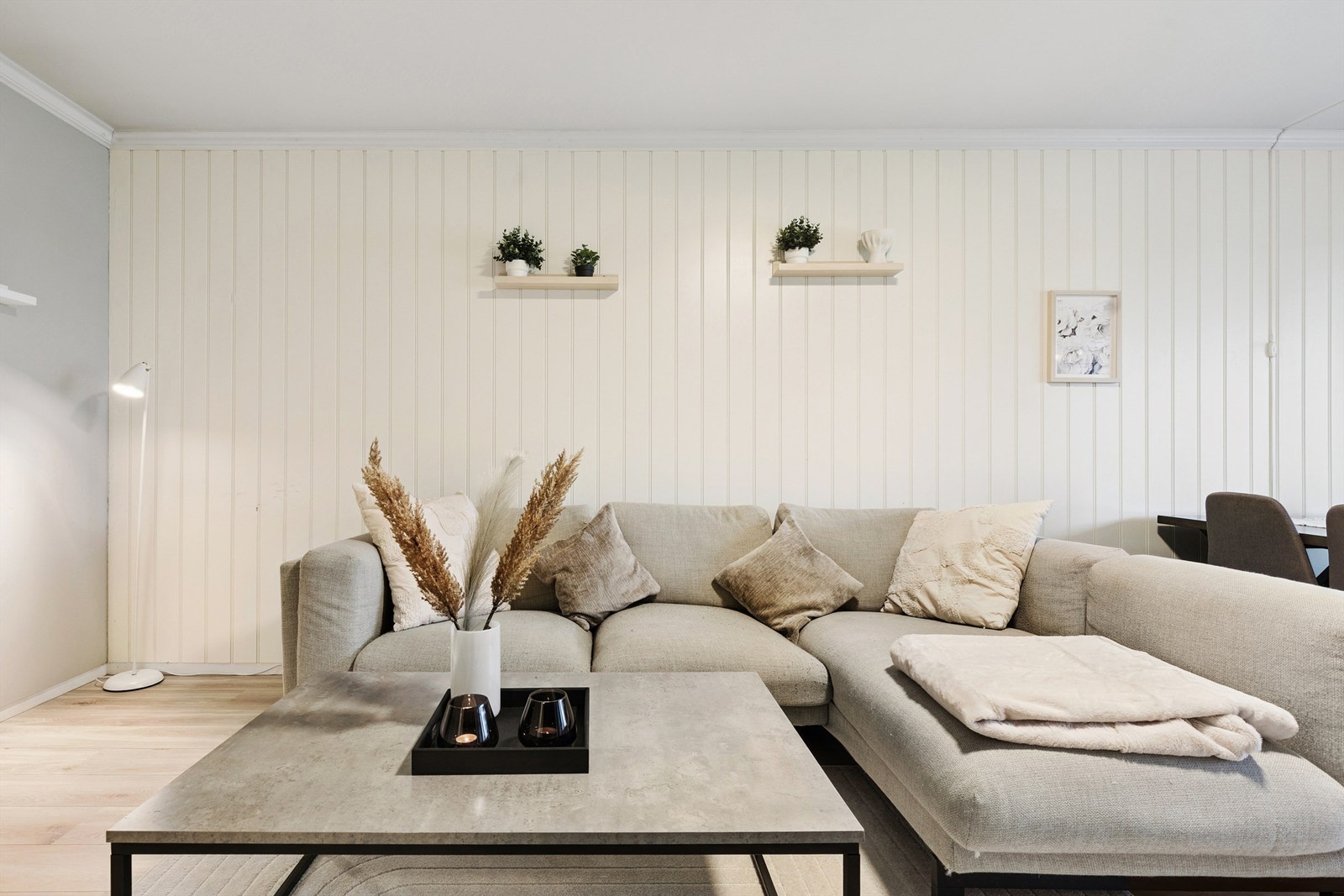 Rommet har god plass til en romslig sofagruppe og annet møblement. Galleribilde