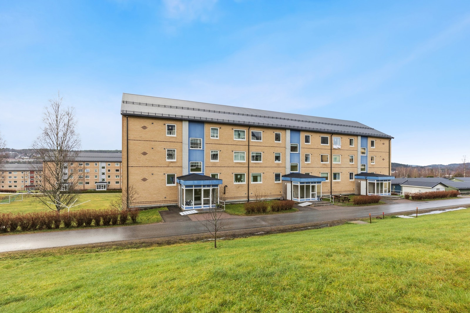 Området er rolig og barnevennlig, med kort vei til skole, barnehage, butikker og gode bussforbindelser. Galleribilde