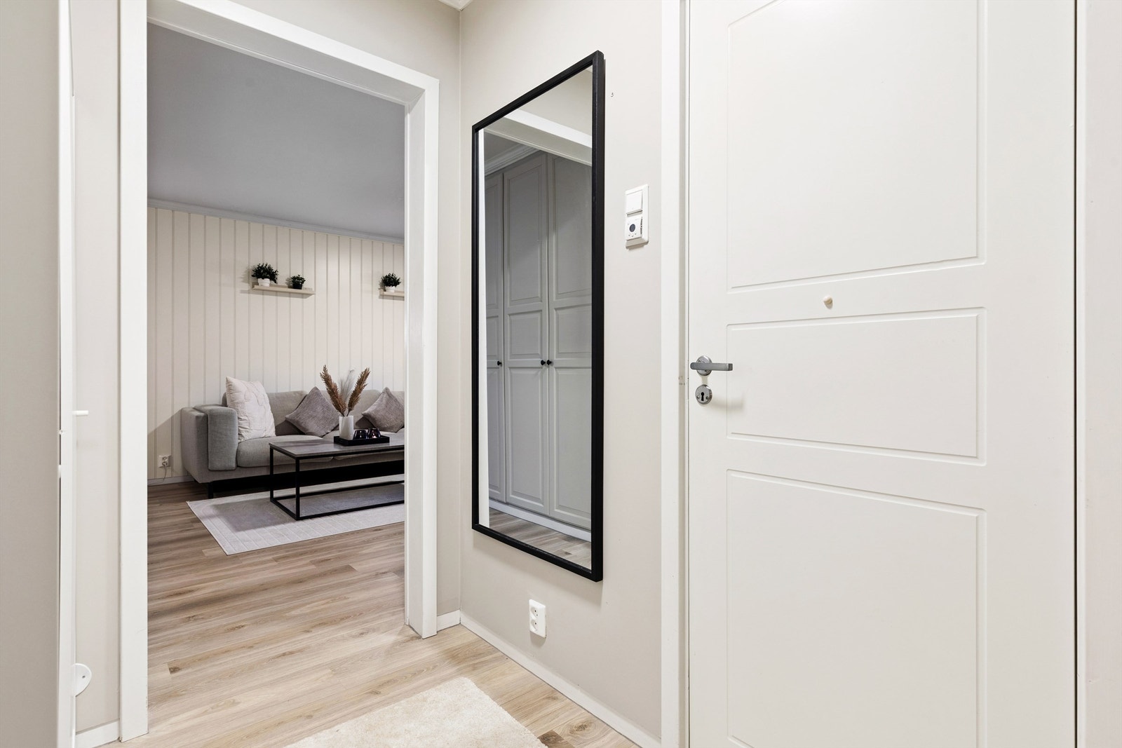 Fra entreen er det direkte tilgang til stuen. Innvendige dører er fra 2015. Galleribilde