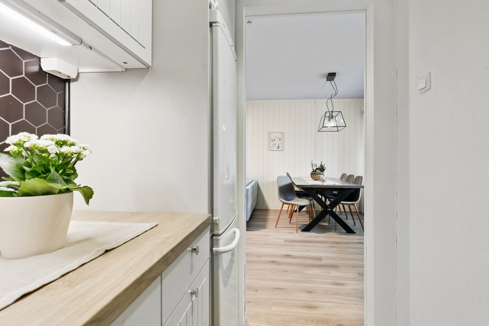 Fra kjøkkenet er det kort vei til spiseplassen. Galleribilde