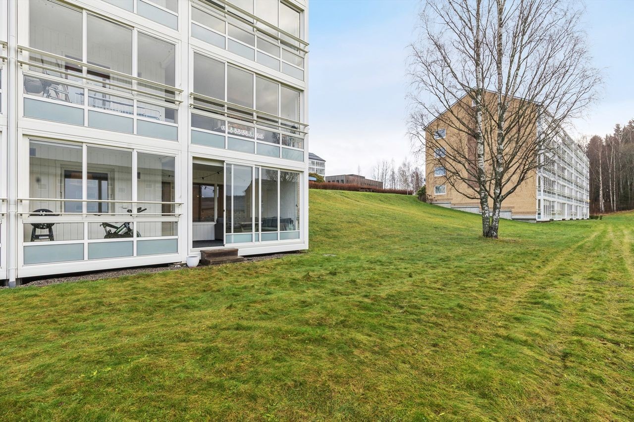 Leiligheten ligger på bakkeplan og fra den innglassede terrassen har man direkte tilgang til fellesområdene. Galleribilde