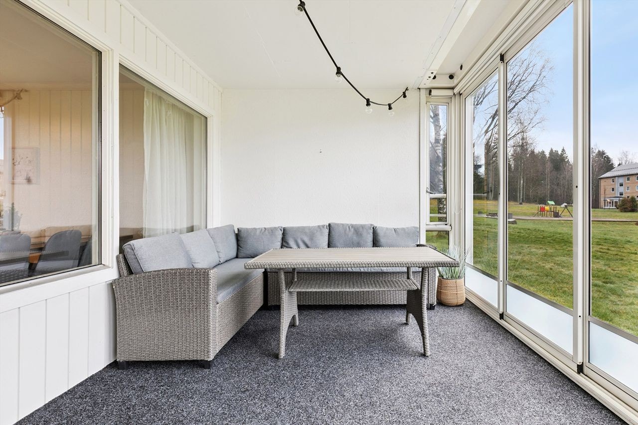 Koselig innglasset veranda med direkte utgang til bakkeplan. Galleribilde
