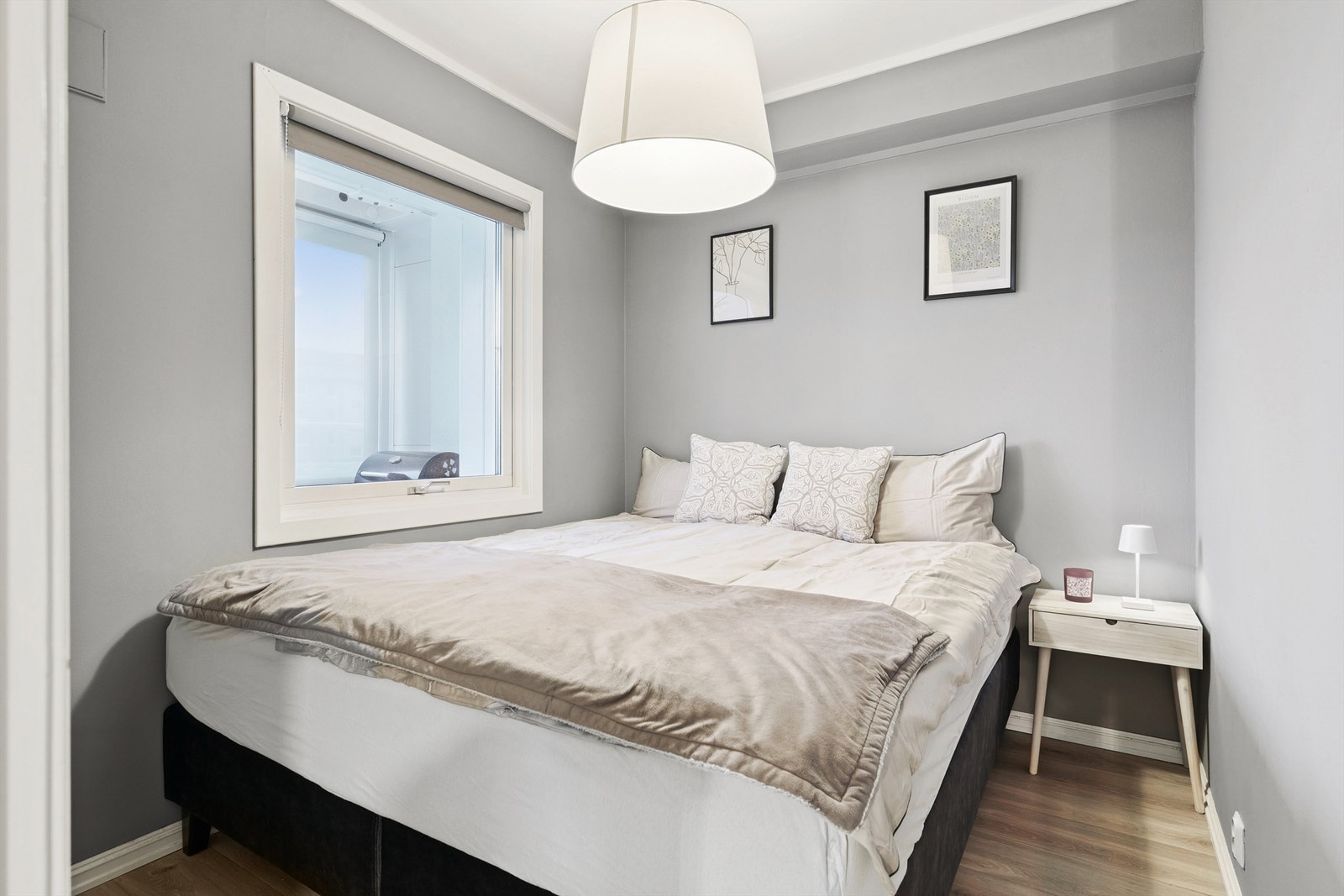 Soverommet har plass til dobbeltseng og vender ut mot rolige omgivelser. Galleribilde