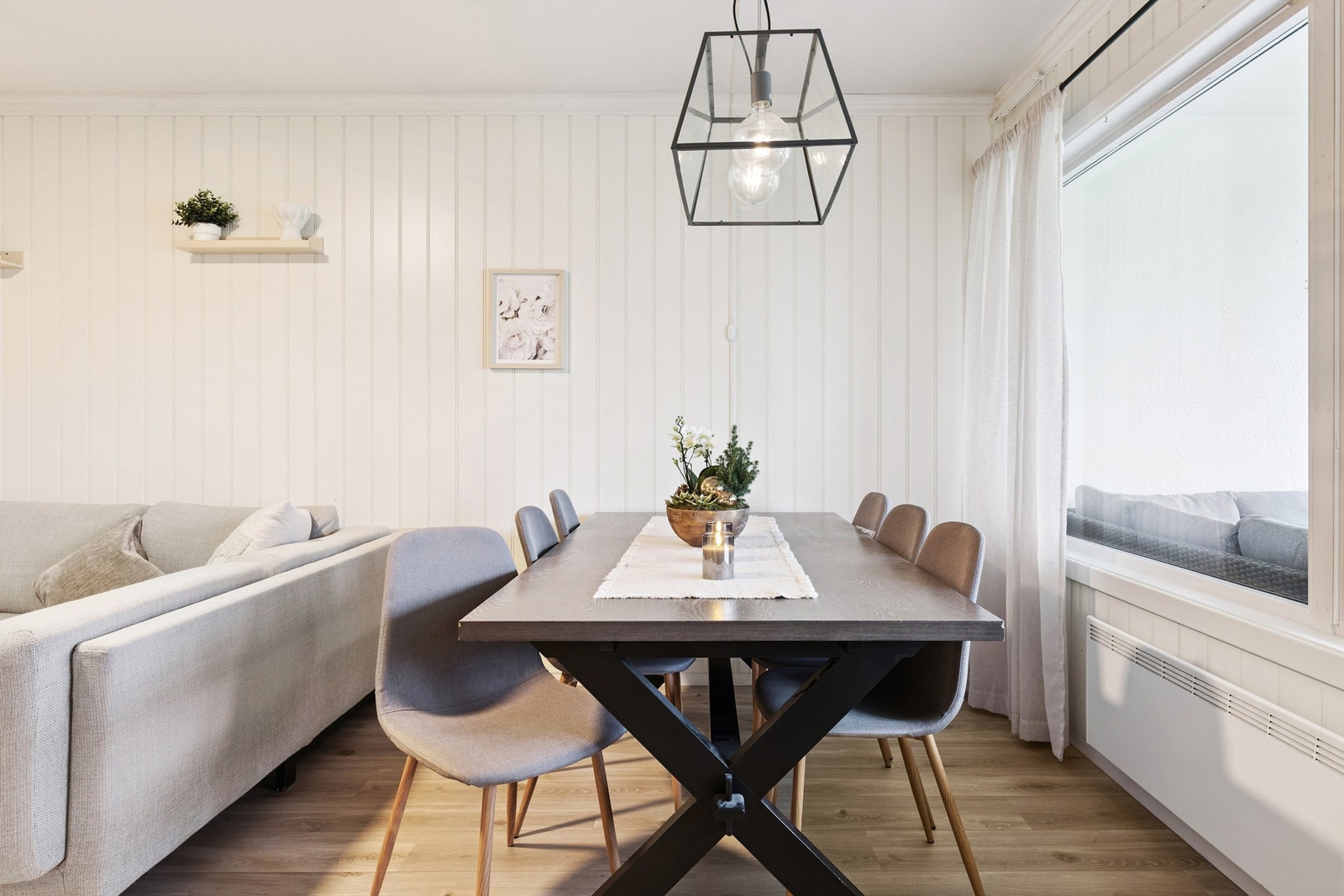 Spisestuen er en naturlig forlengelse av stuen, med plass til et stort spisebord. Galleribilde