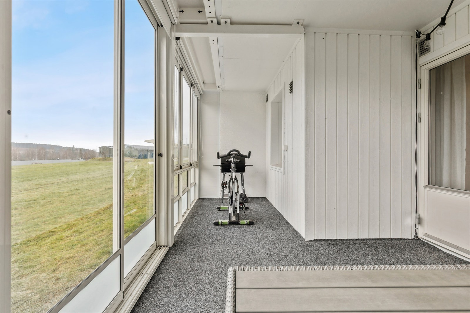 Terrassen ble bygget i 2014 og har skyvedører i stål- og betongkonstruksjon som kan åpnes. Galleribilde