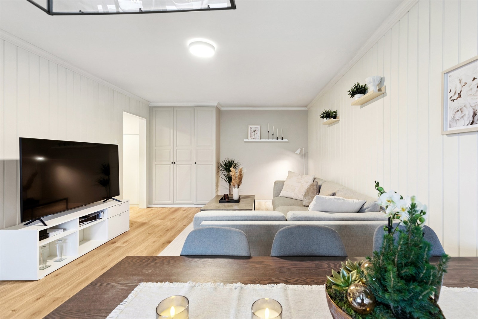 Leiligheten har en åpen og sosial planløsning med gjennomgående laminatgulv. Galleribilde