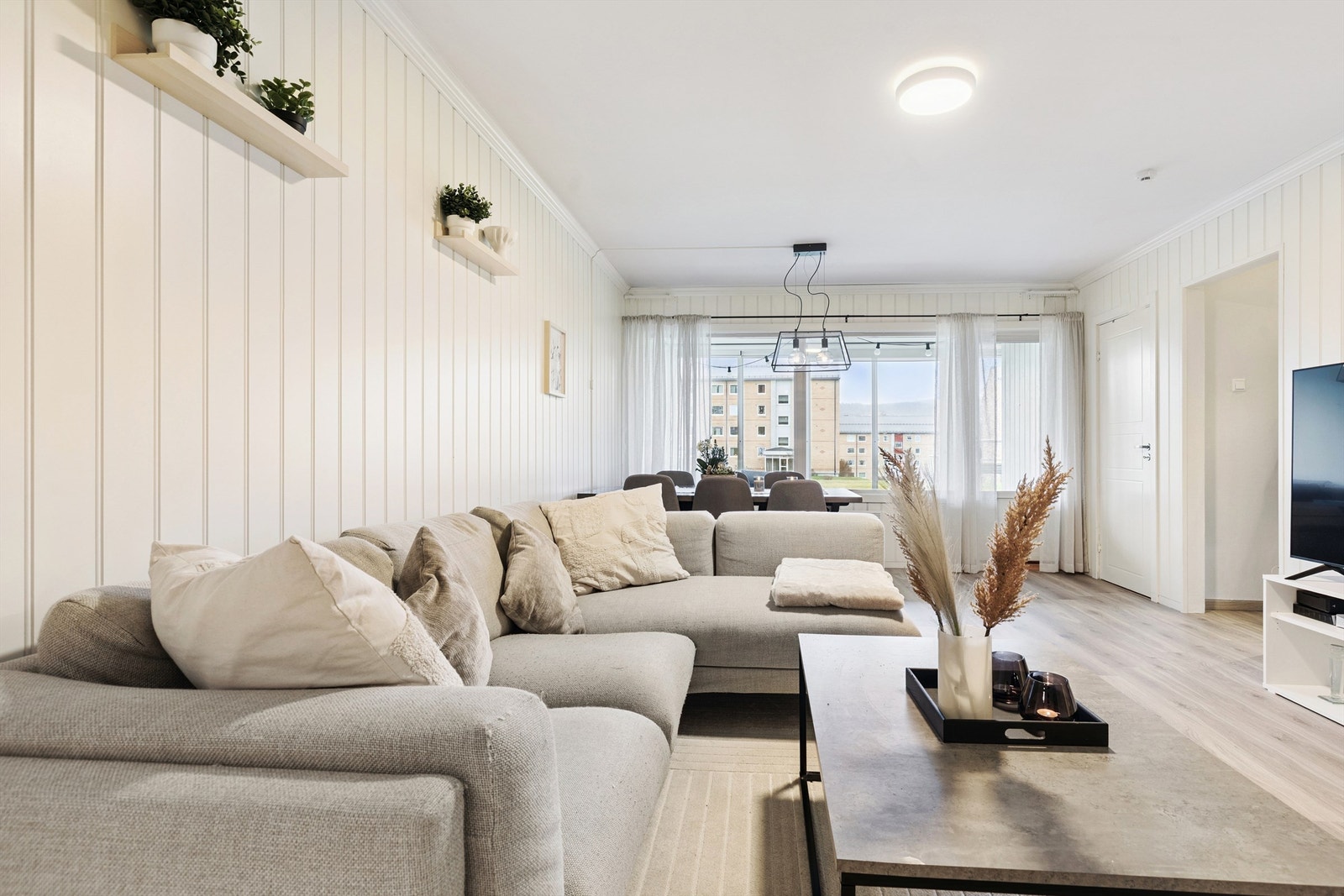 De store vindusflatene gir godt med naturlig lys inn i oppholdsrommene. Galleribilde