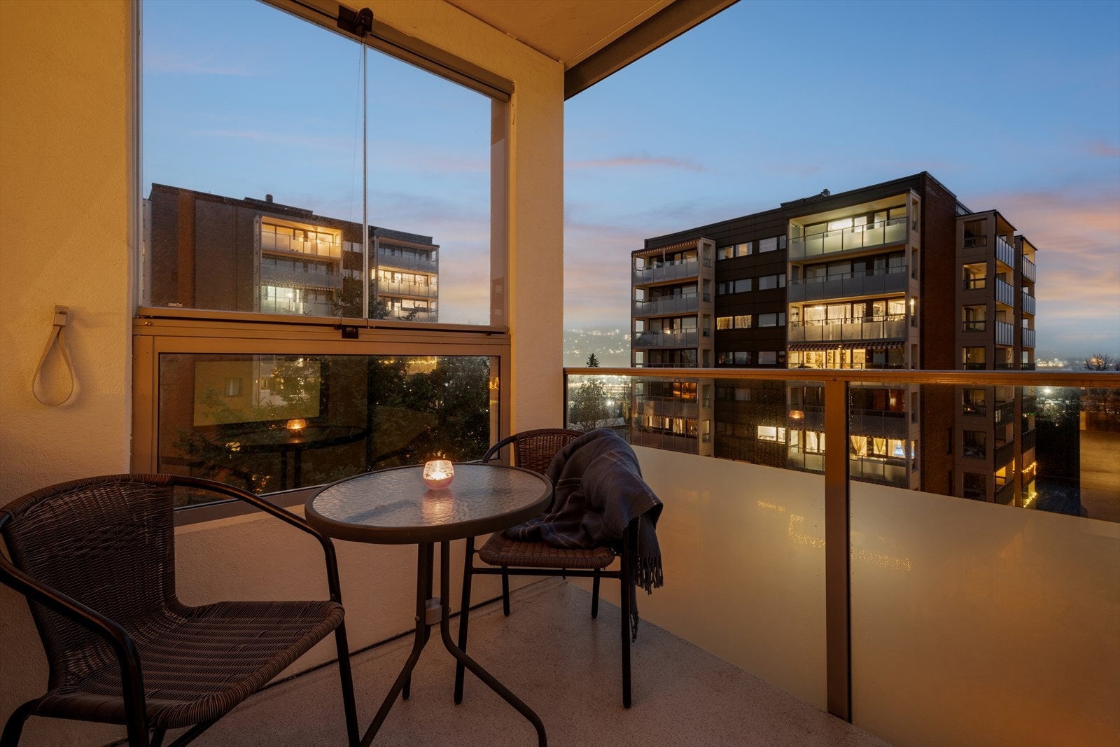 Uteplass på 2-sider av bygget, her med overbygd veranda på nesten 5 m² med utgang fra kjøkkenet. Galleribilde