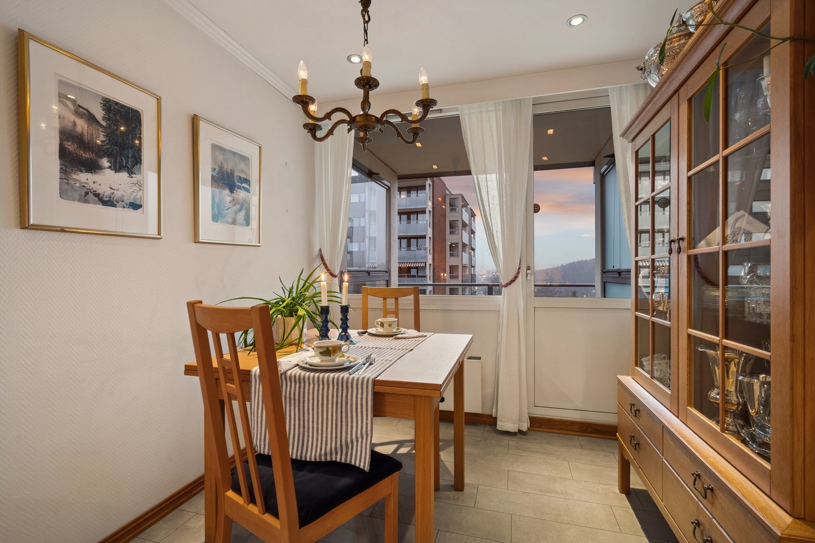 Plass til ekstra spisegruppe på kjøkken om ønskelig. Galleribilde