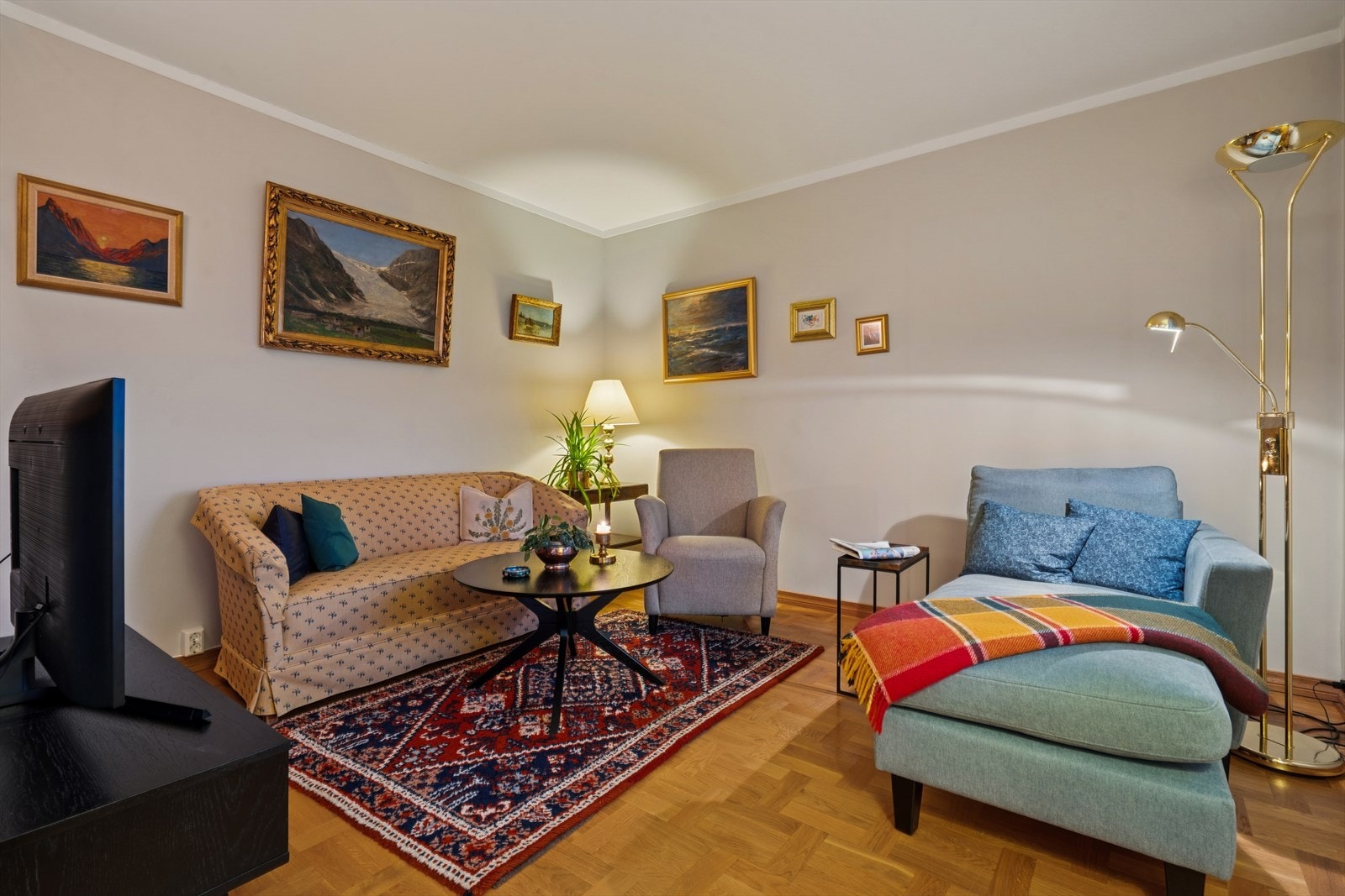 Boligen har tidligere vært en 4-roms hvor ett av de tidligere soverommene er i dag omgjort til TV-stue. Galleribilde