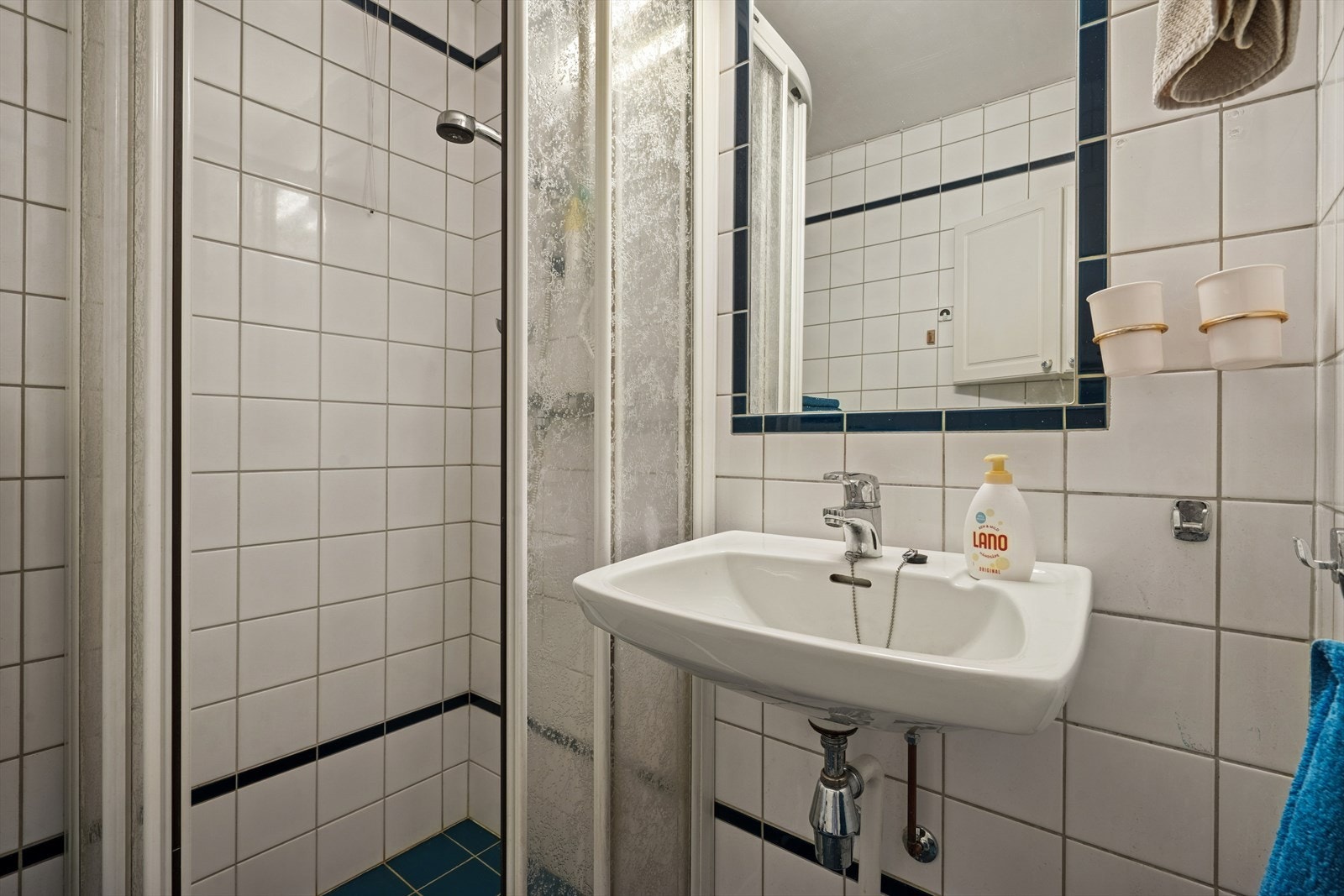 Av våtrom inneholder boligen ett kombinert bad/vaskerom og ett separat toalettrom. Galleribilde