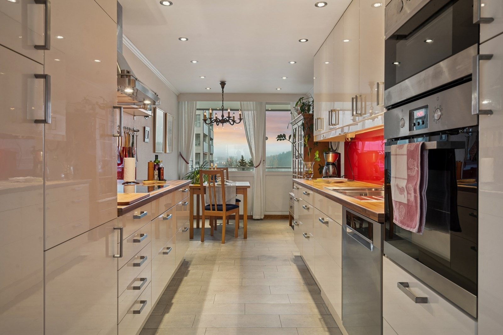 Rommet har laminatgulv med varmefolie, vegger med glassfiberstrie og malte plater med integrert belysning i himlingen. Galleribilde