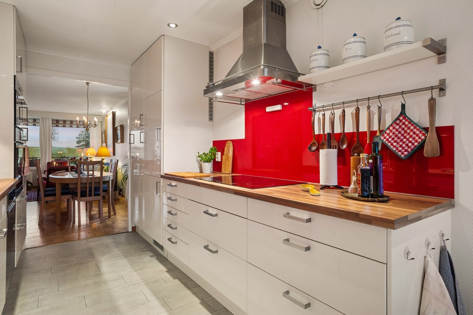 Det er integrerte hvitevarer som stekeovn, induksjonstopp, oppvaskmaskin (fra 2025), mikrobølgeovn og kombiskap. Vedr. hvitevarer se pkt. "løsøre og tilbehør" i salgsoppgaven. Galleribilde