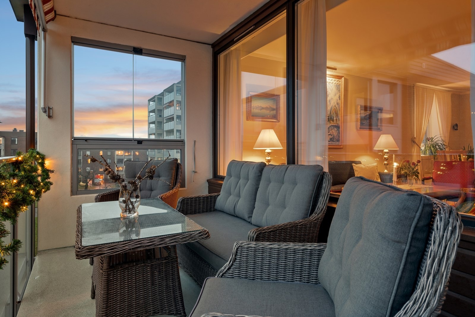 Begge verandaer ble oppgradert i 2020 med epoxymalte gulv og nye rekkverk i 2020. Galleribilde