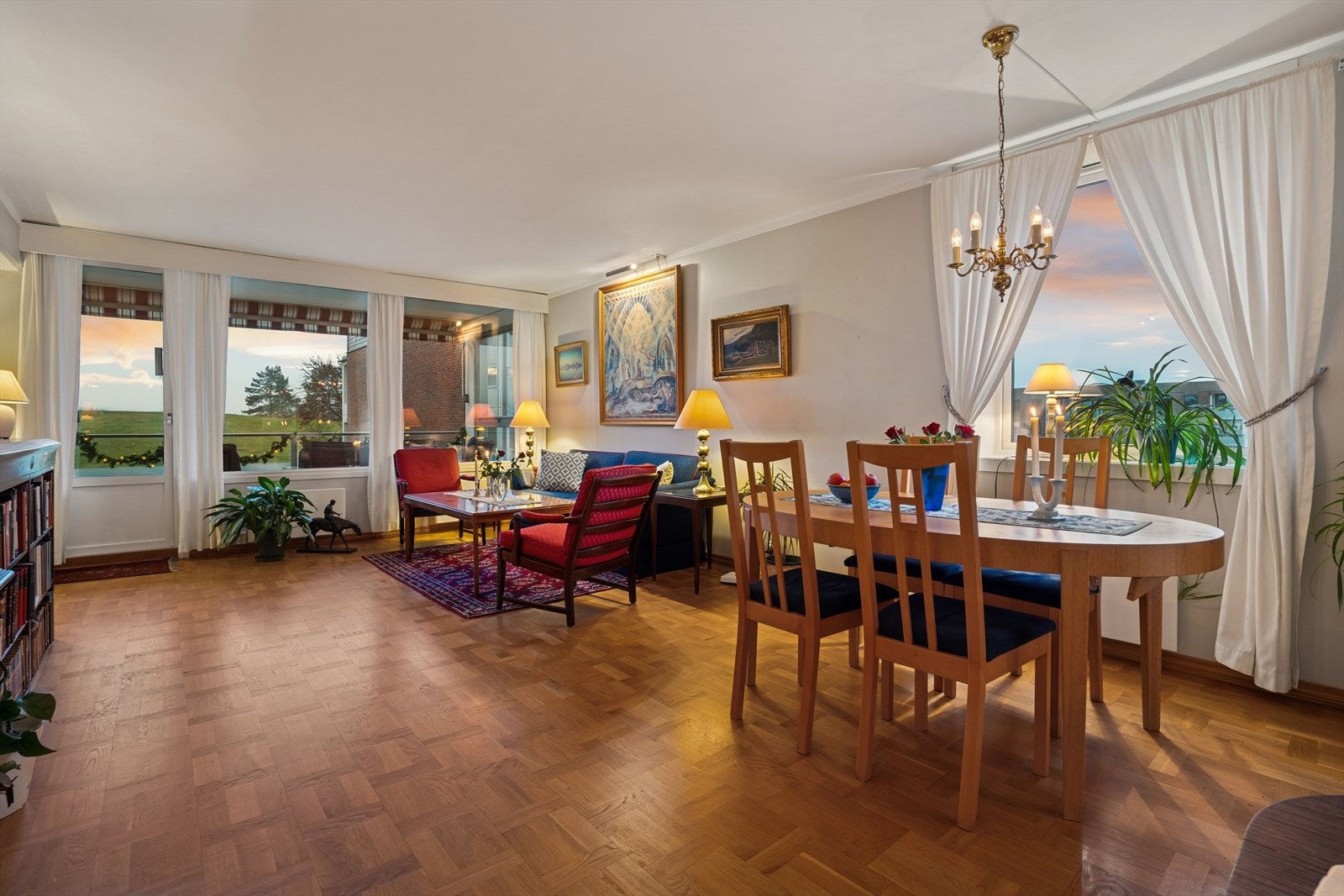 Stuen er romslig og har store vindusflater som gir rikelig med naturlig lys og en luftig atmosfære. Galleribilde