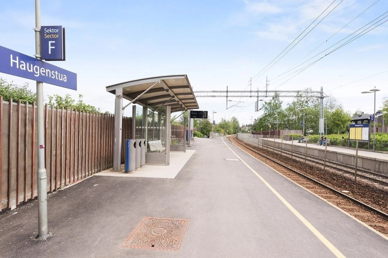 Fra leiligheten er det kun noen få minutters gangavstand til togstasjonen som tar deg til Oslo S på ca 14 minutter og til Lillestrøm på ca 15 min. Galleribilde
