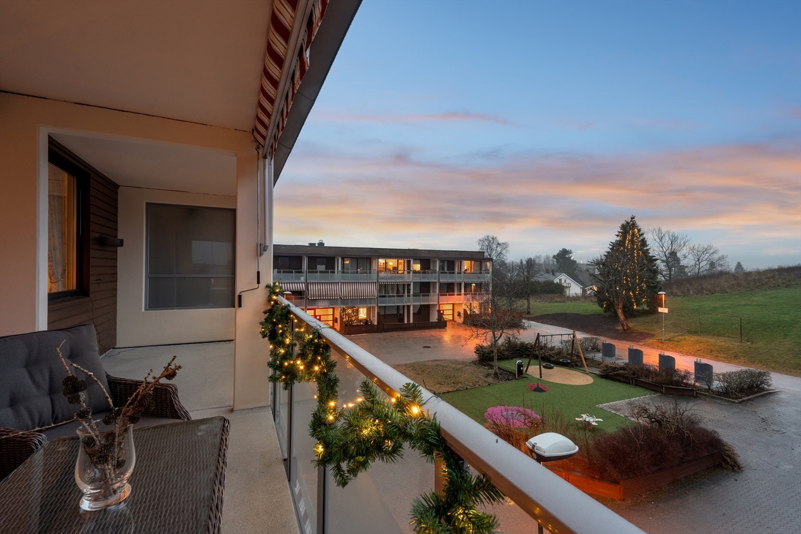 Direkte utgang fra stue/spisestue til overbygd veranda på ca. 14 m². Galleribilde