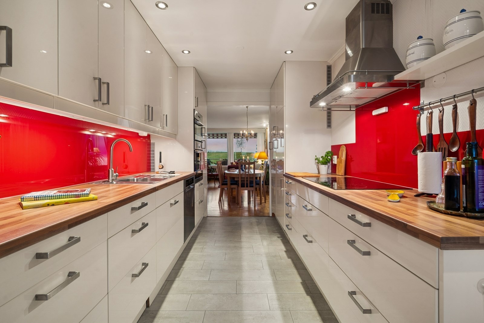 Kjøkkenet ligger godt plassert i boligen med åpen løsning stue. Galleribilde