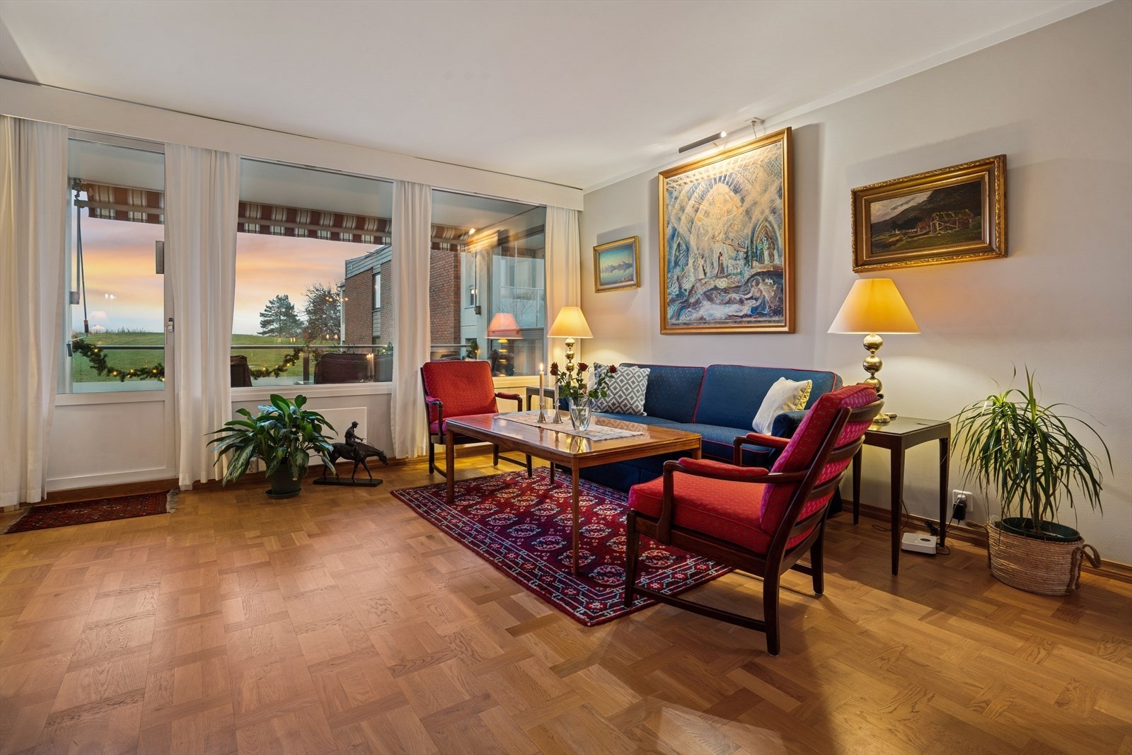 Fra kjøkkenet, som vender mot nordøst, er det utsikt mot Vestli, Romsås og Lillomarka, mens stuen mot sørvest gir utsikt mot Østmarka. Galleribilde