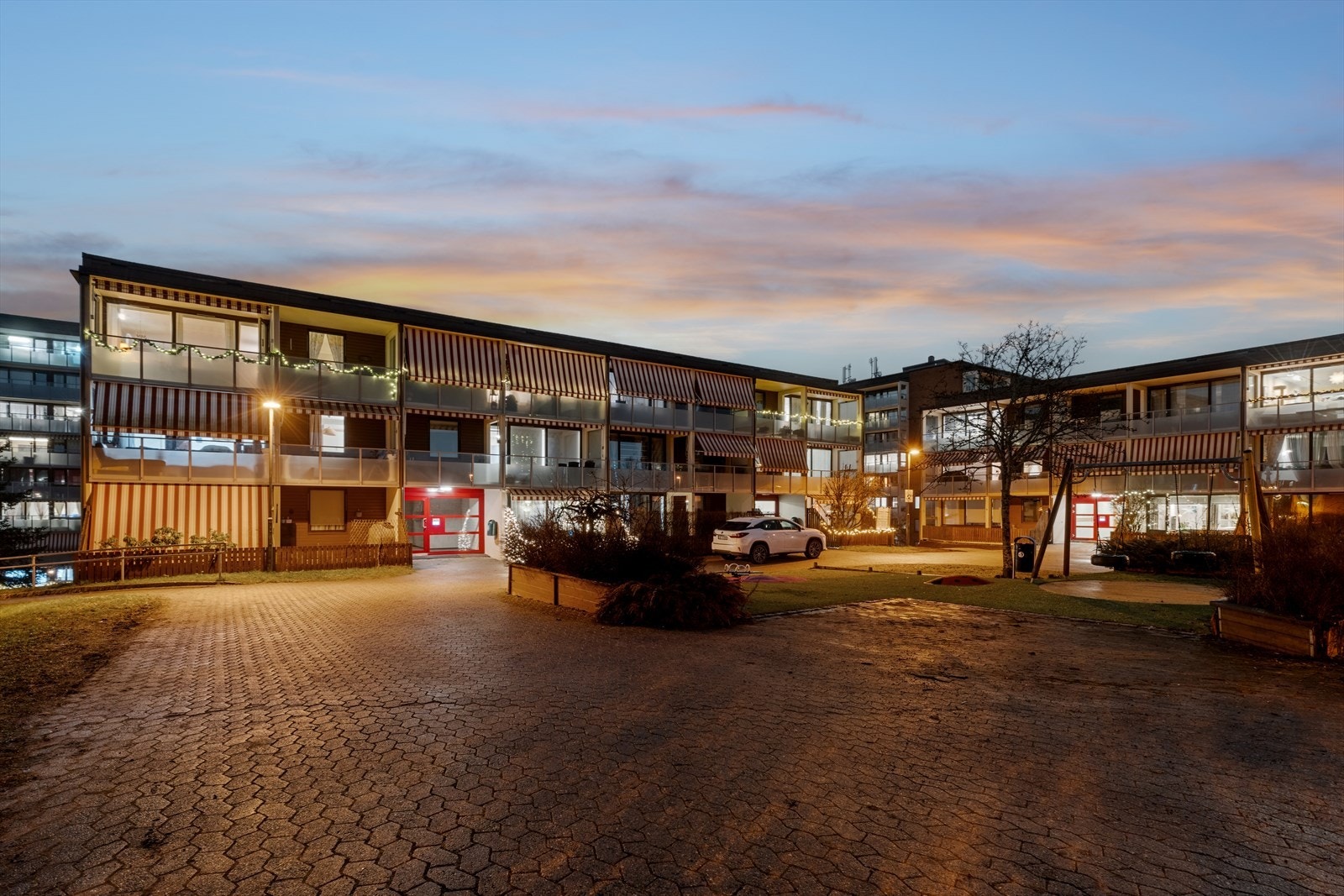 Velkommen til Maria Dehlis vei 25A - en flott toppetasjes 3(4)-roms andelsleilighet med familievennlig planløsning og garasjeplass! Galleribilde