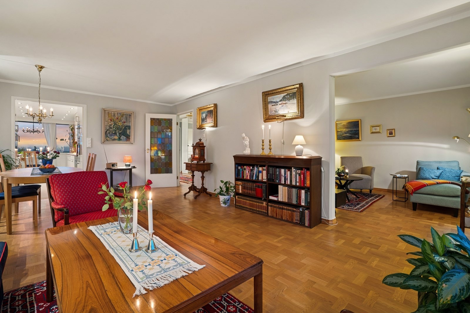 Her er det god plass til både sofagruppe og tilhørende møblement. Galleribilde