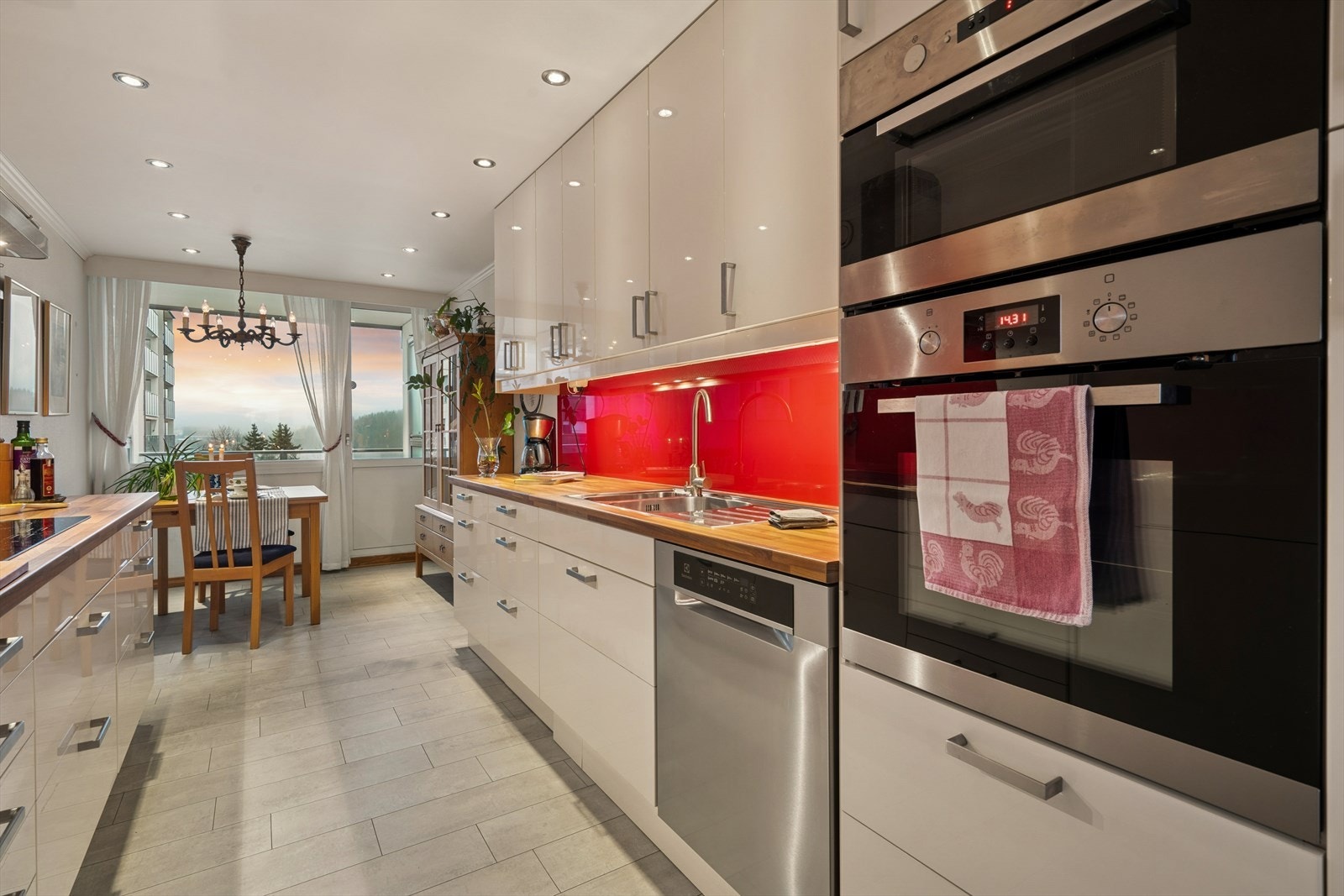 Boligens kjøkken ble oppgradert i 2012 og har takhøy kjøkkeninnredning med høyglansede folierte fronter, laminat benkeplate og en glassplate over benken. Galleribilde