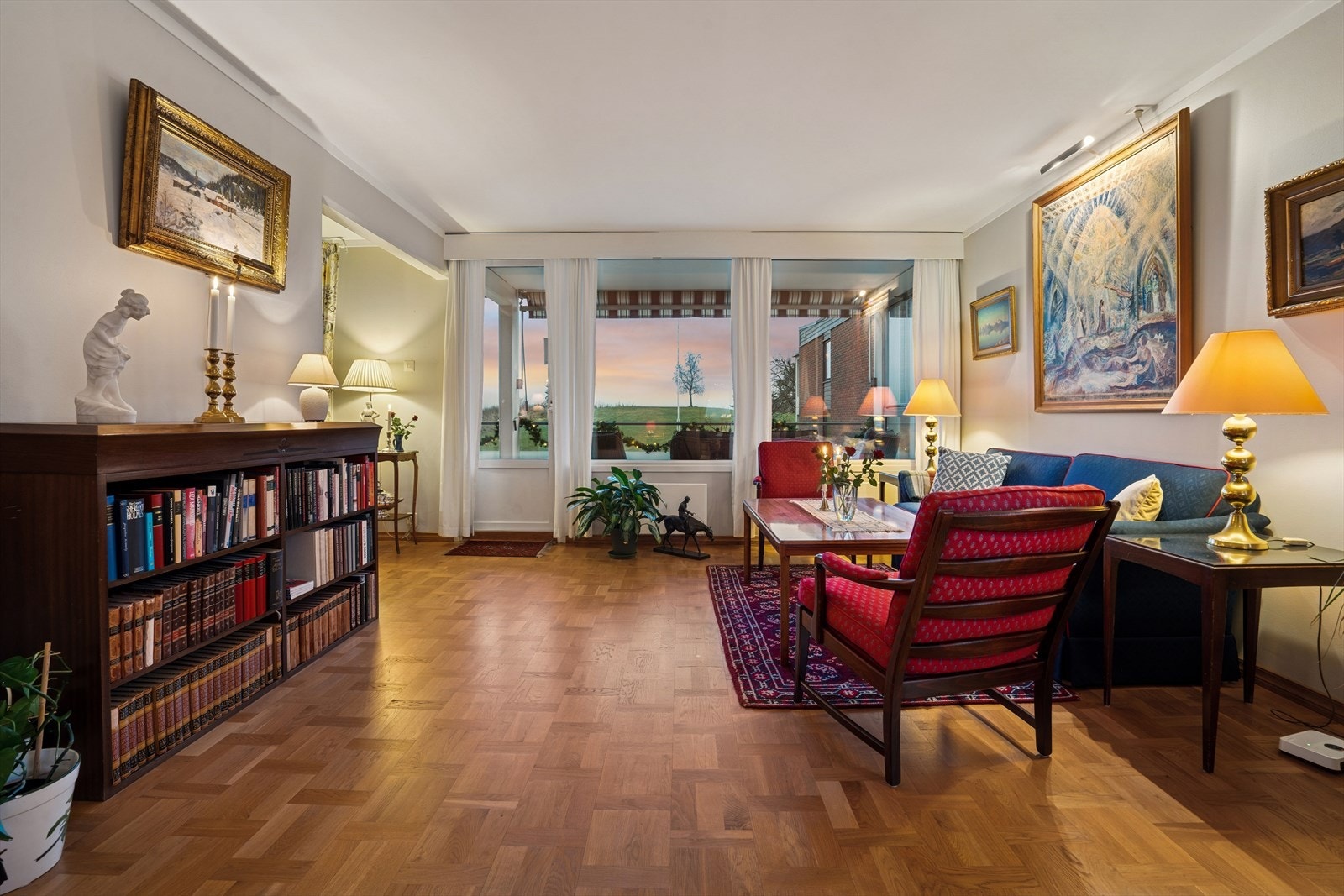 Boligen har nydelig parkett på gulv som ble lagt i 1983 og slipt i 2010. Maling av overflater i de fleste rom i 2014/2015. Galleribilde