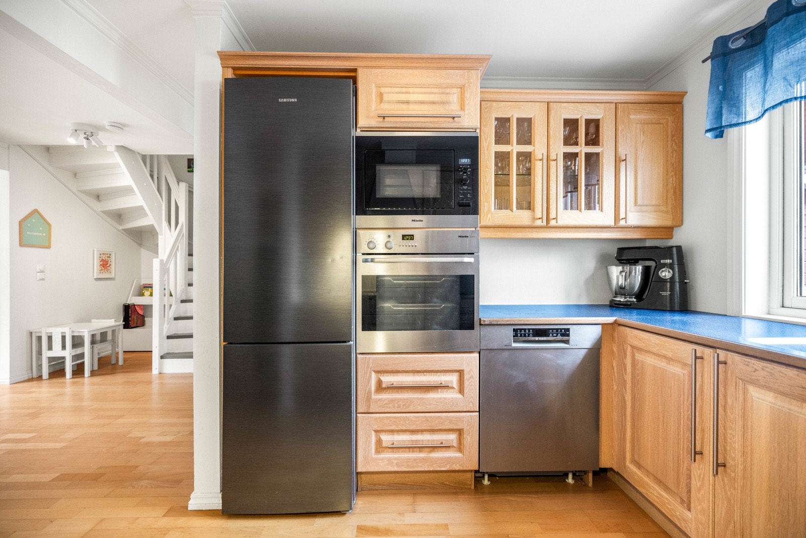 Profilert innredning fra Huseby. Kjøkkenet har integrert ovn og micro i riktig høyde. Galleribilde