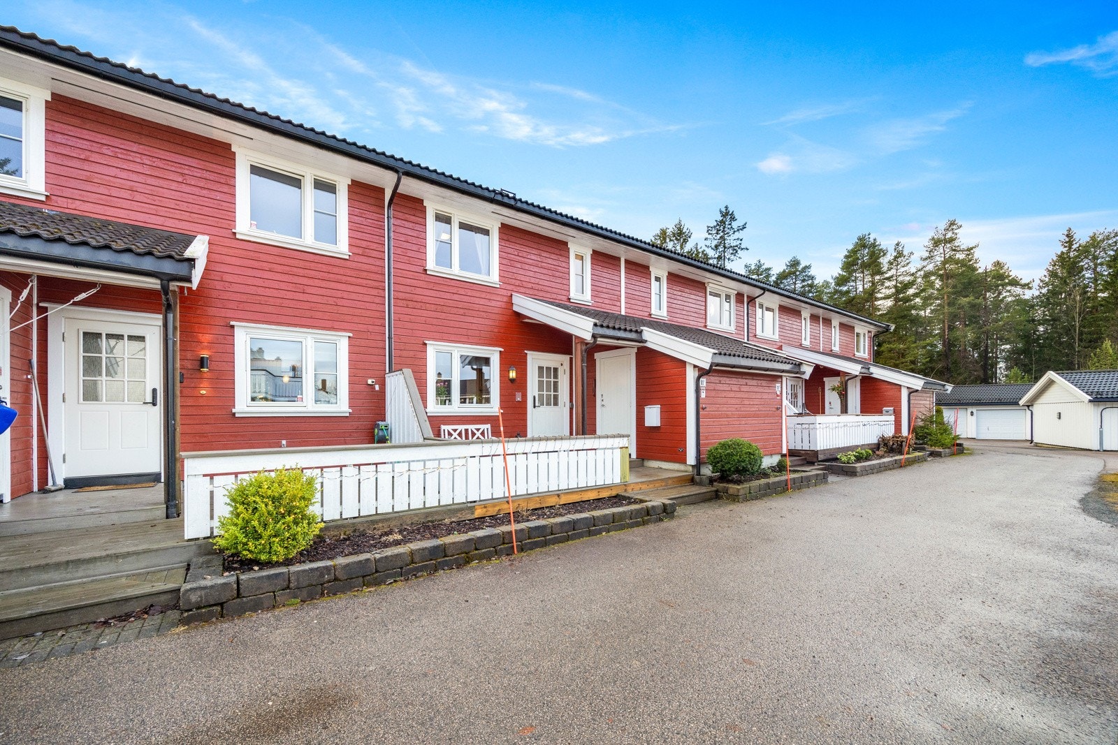 Familievennlig tun med mange lekekamerater i gata og kort vei til daglige gjøremål. Galleribilde