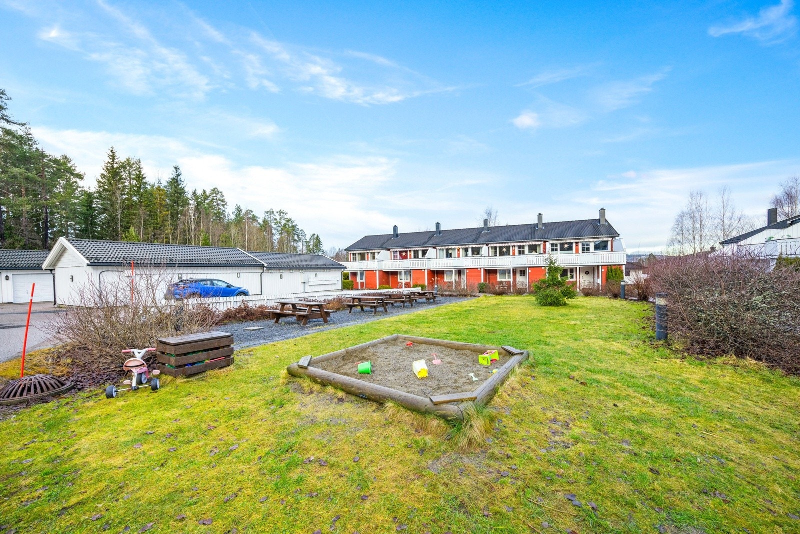 Familievennlig tun med flere lekearealer i området. Galleribilde