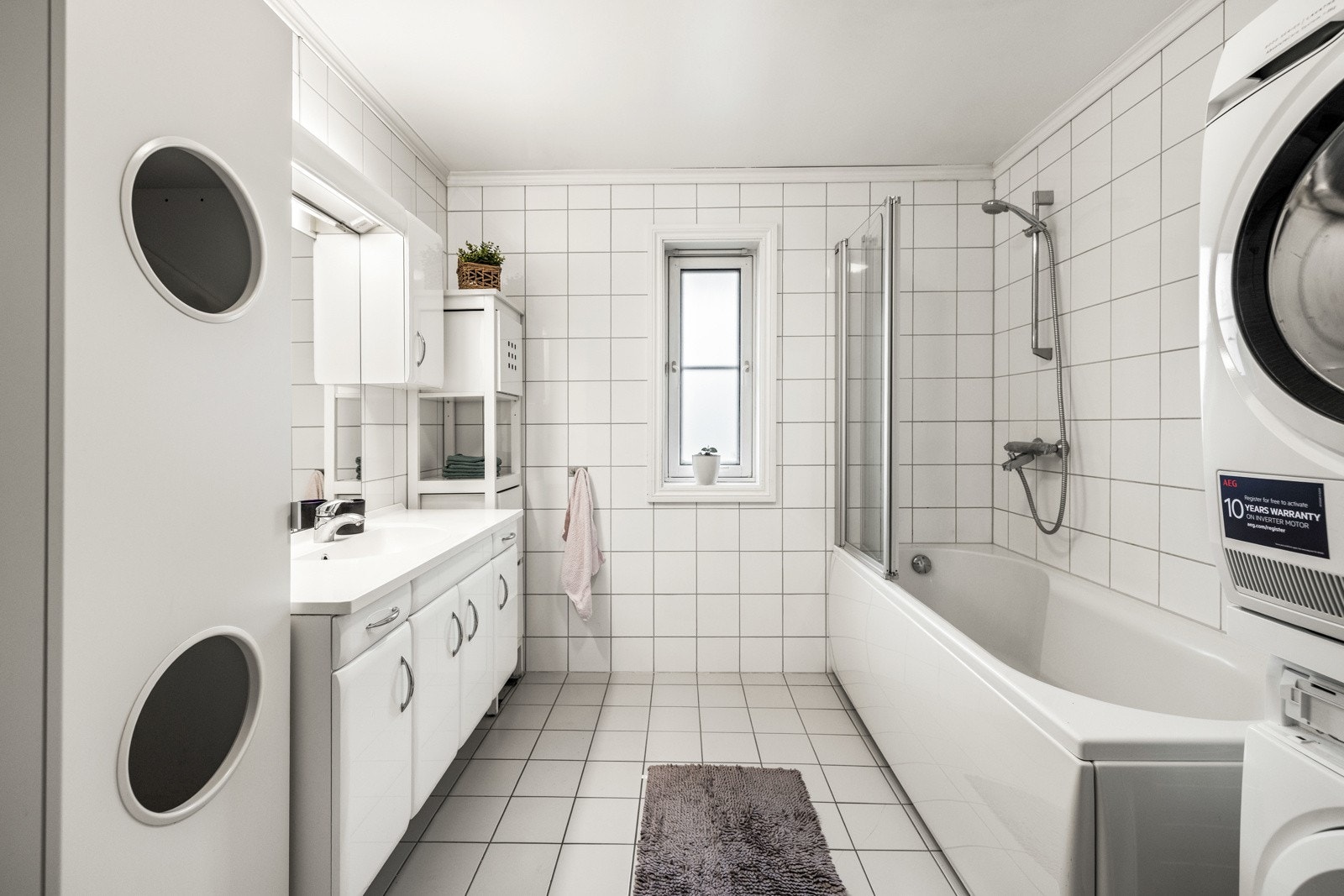 Rekkehusets bad ligger fint plassert i 2. etasje, rett ved alle soverommene. Galleribilde