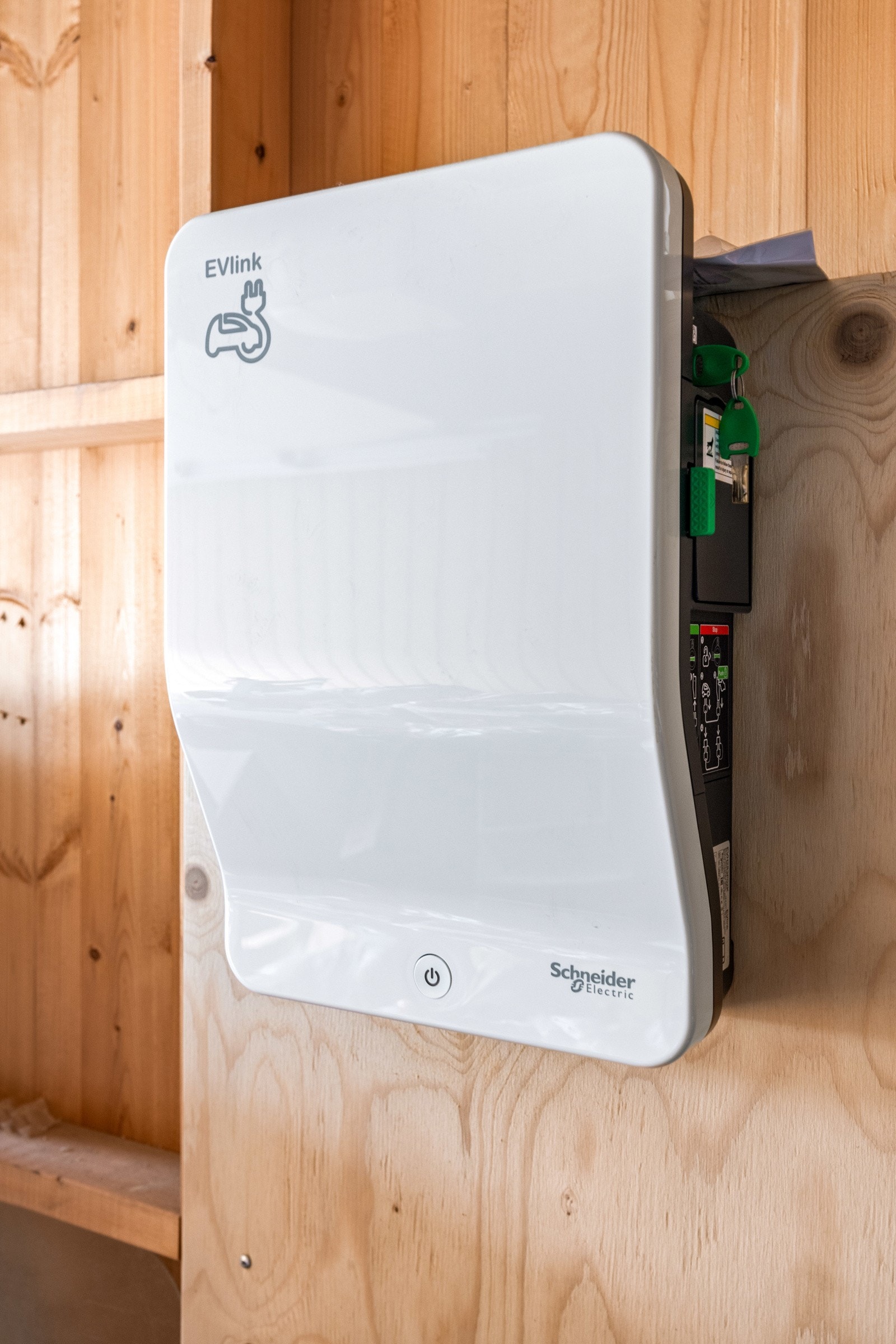 El.bil-lader er installert i garasjen. Galleribilde