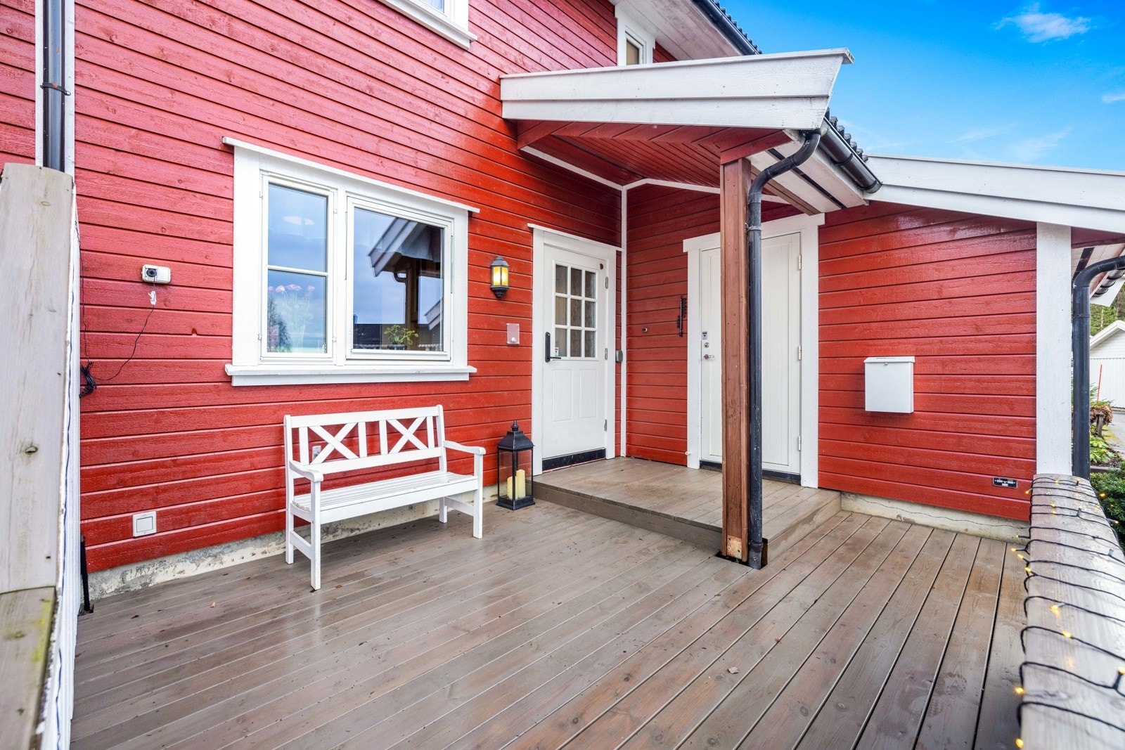 Nyanlagt terrasse på fremsiden av huset. Galleribilde