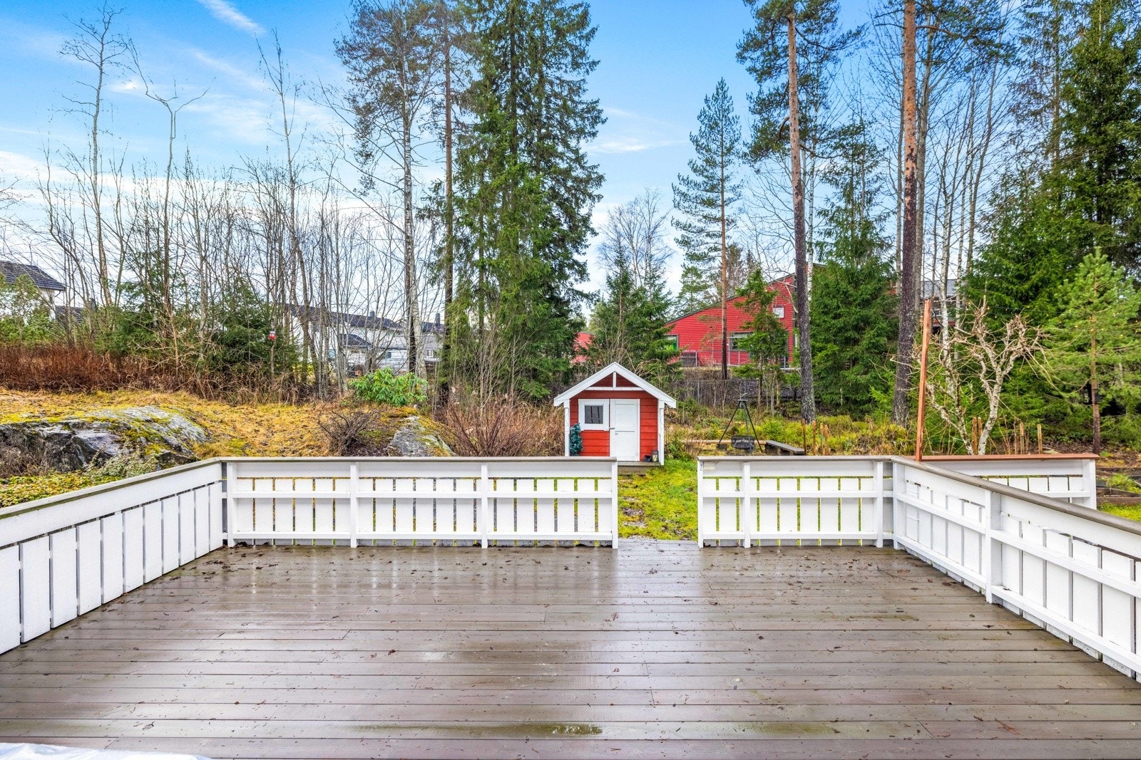 Familievennlig rekkehus over to plan vendt mot sola og rolig skogholt. Galleribilde