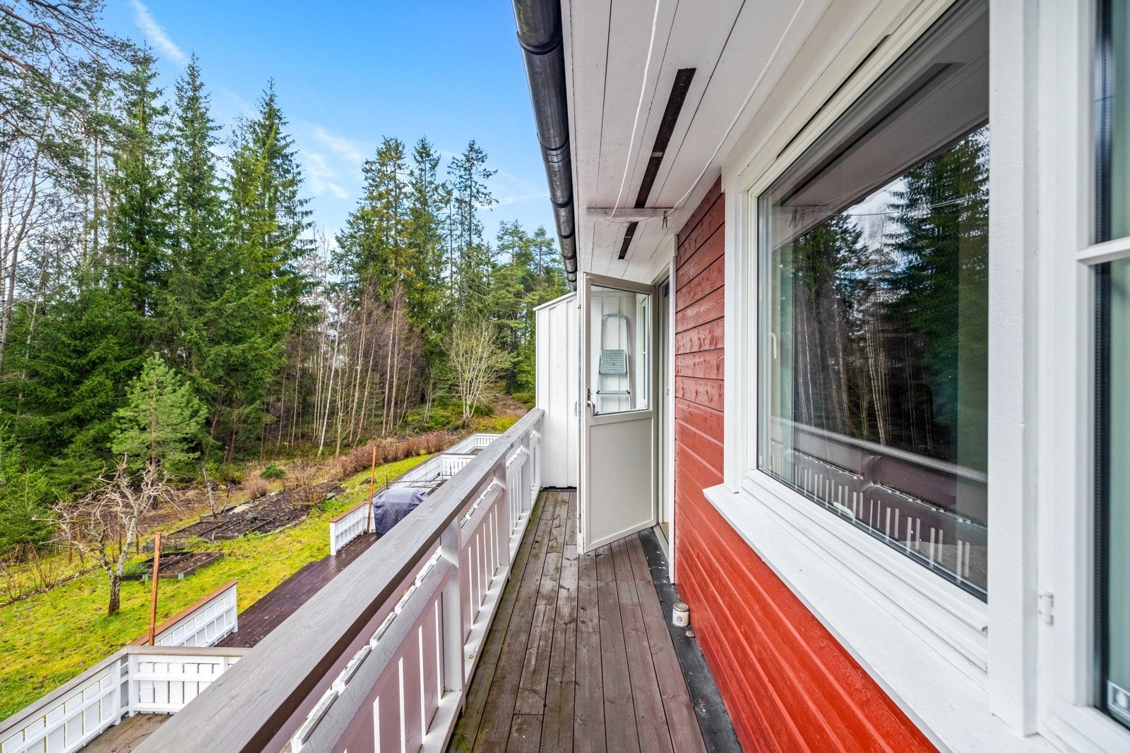 Balkong på ca. 6 kvm utenfor det ene soverommet. Vendt mot sydvest. Galleribilde