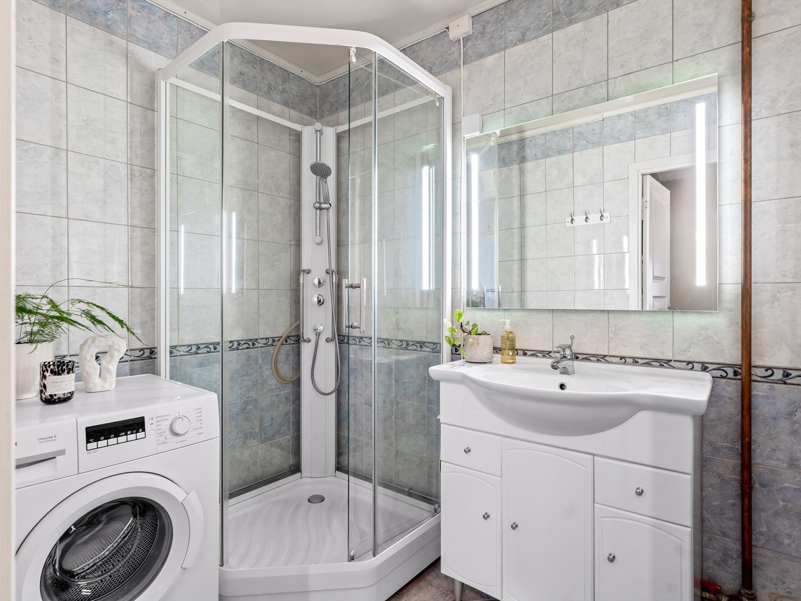 Badet har fliser på gulv og vegger samt gulvvarme. Galleribilde