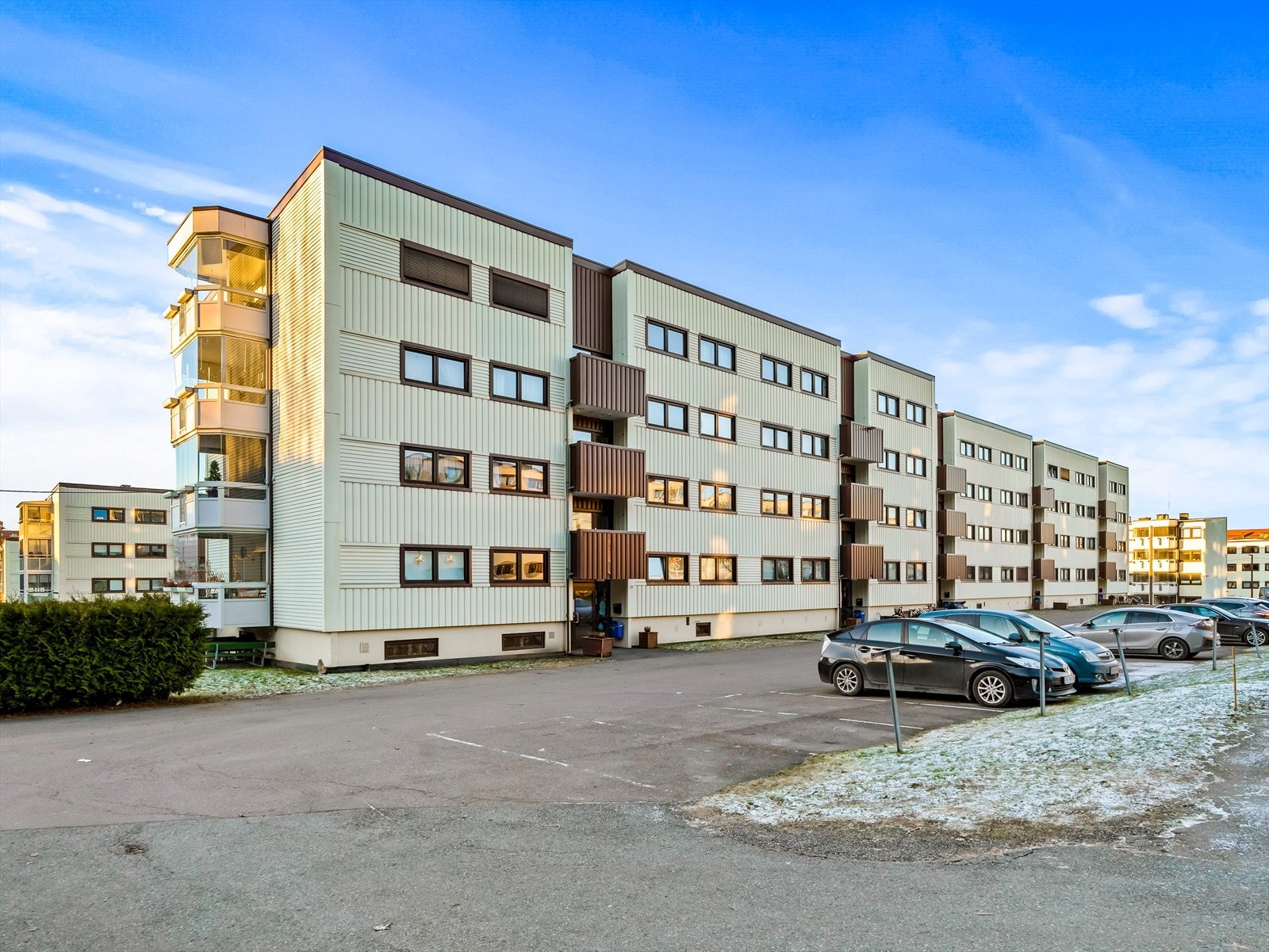 Leiligheten disponerer fast utendørs biloppstillingsplass. Galleribilde