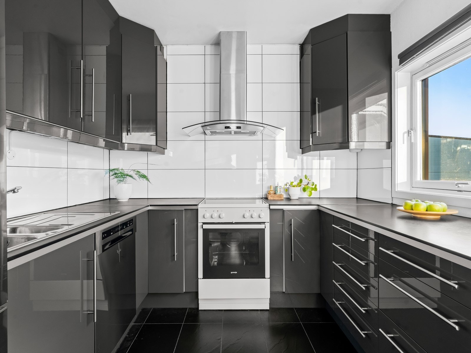 Praktisk utformet og har rikelig med skap- og benkeplass. Galleribilde