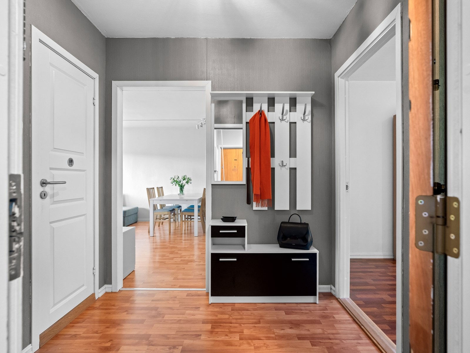 Entré. Det disponeres to kjellerboder på totalt 7 kvm for ekstra oppbevaringsbehov. Galleribilde