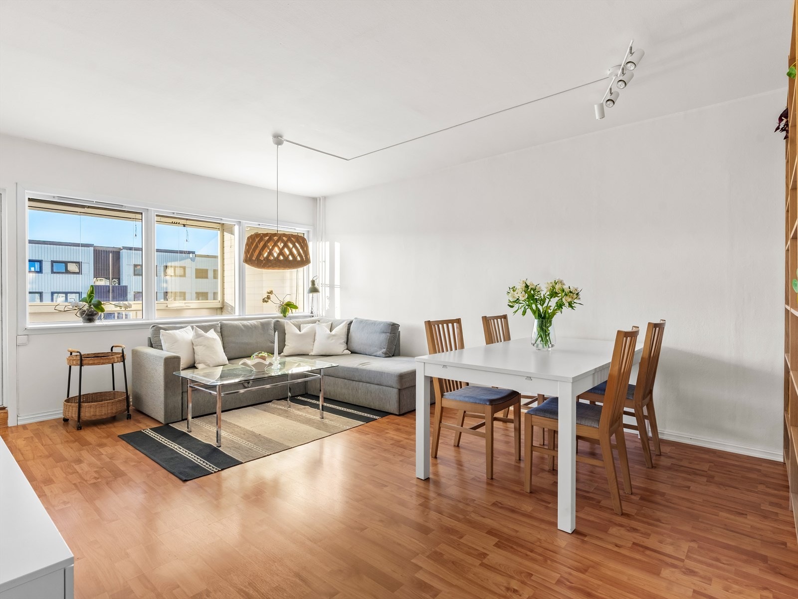 De store vinduene og utgang til balkong gir naturlig lystilførsel til rommet og bidrar til en hyggelig atmosfære. Galleribilde