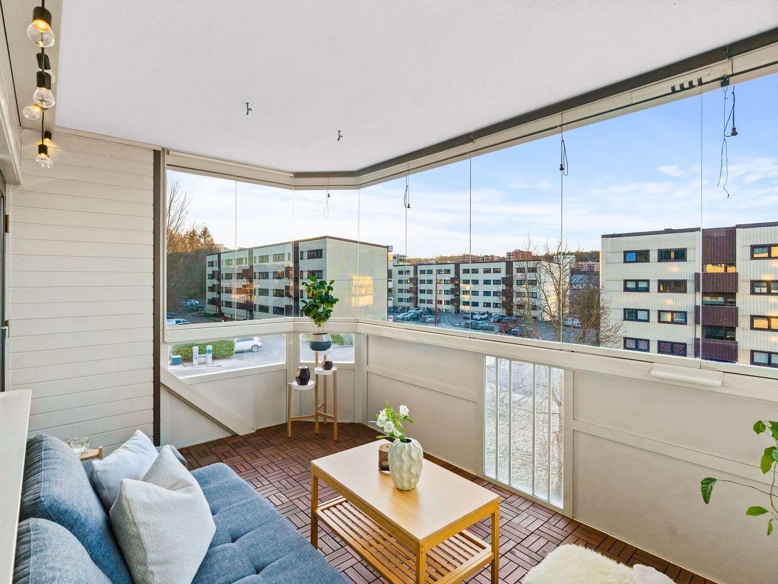 En lys og gjennomgående 3-roms med en god planløsning og store rom. Galleribilde